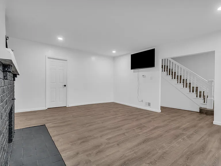 2466 Highland St — Photo 9