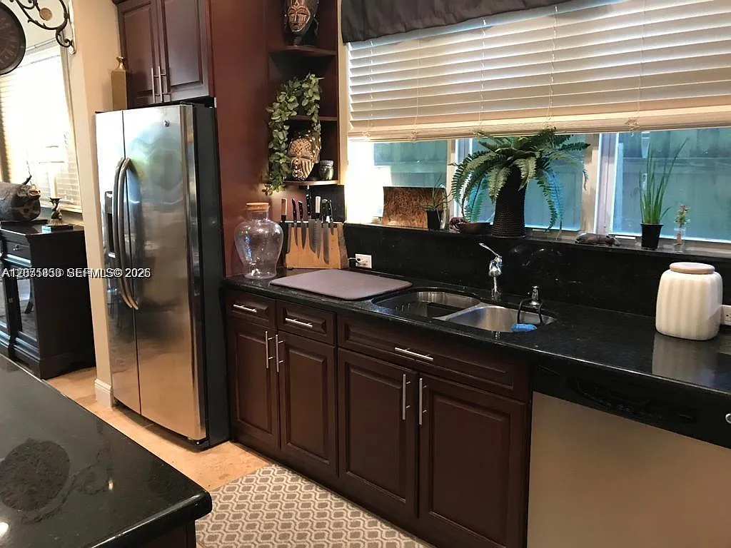 3 bed, 2.5 bath, 4266 sqft, $3,950 — Photo 3