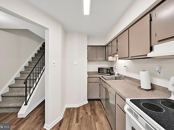 5th image of 401 Summit House