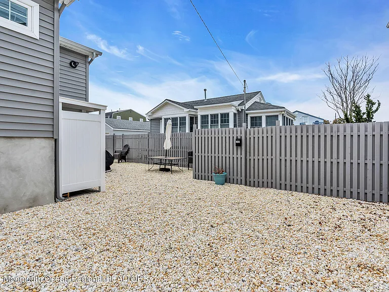 24 Virginia Ave — Photo 33
