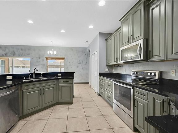 3rd image of 2850 Sheldon St