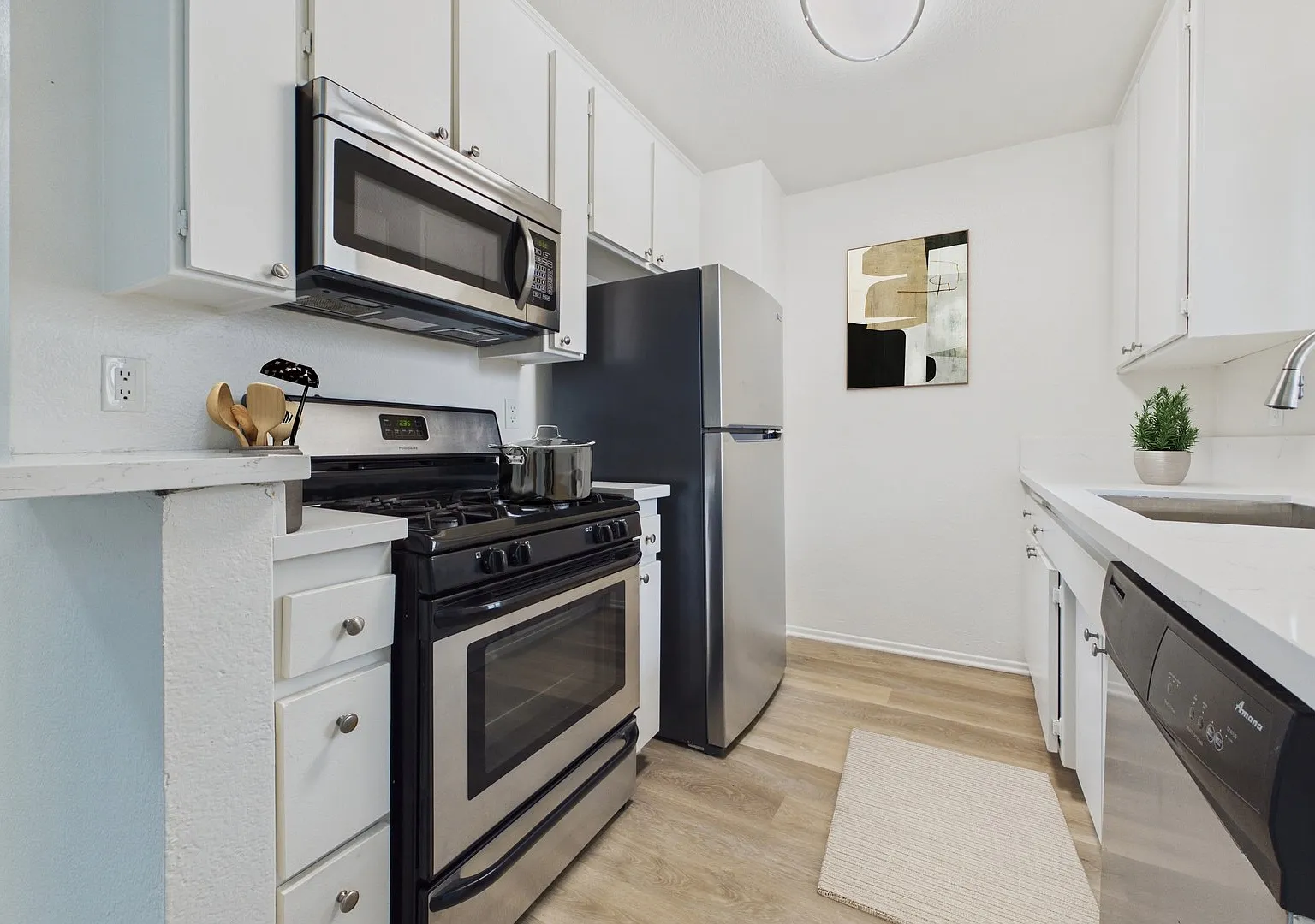 5760 Laurel Canyon Apartments — Photo 2