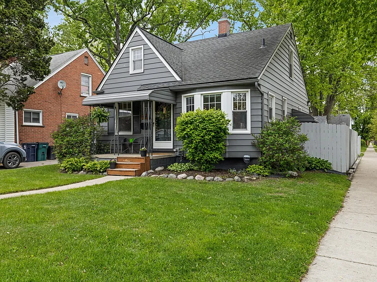 135 S Vermont Ave — Photo 2