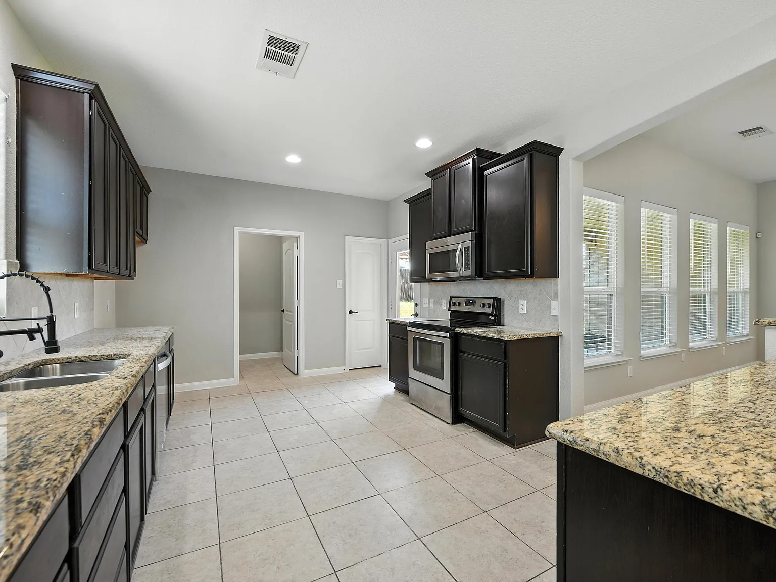 3 bed, 1961 sqft, $2,200 — Photo 2