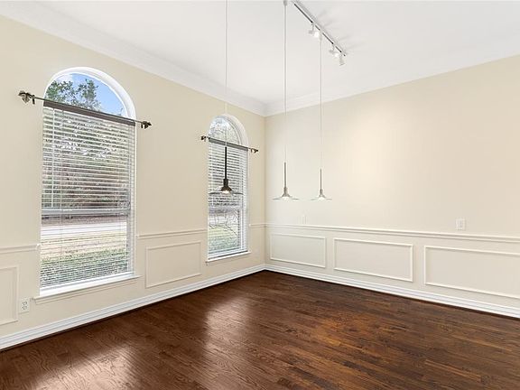 4th image of 2506 Maywood Ln
