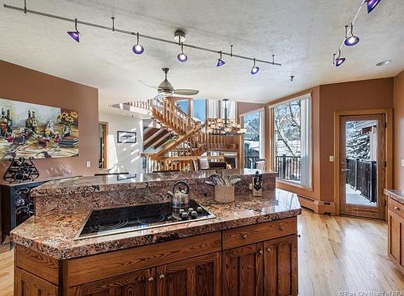 5th image of 1365 Pinnacle Dr