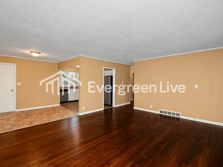 8104 E 90th Ter — Photo 5