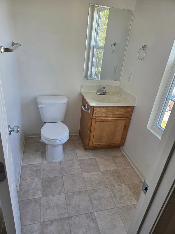 3 bed, 2.5 bath, 1240 sqft, $1,800 — Photo 3