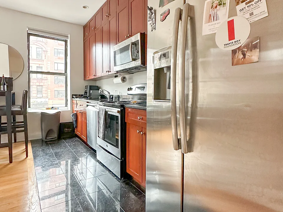 261 W 21st St #6