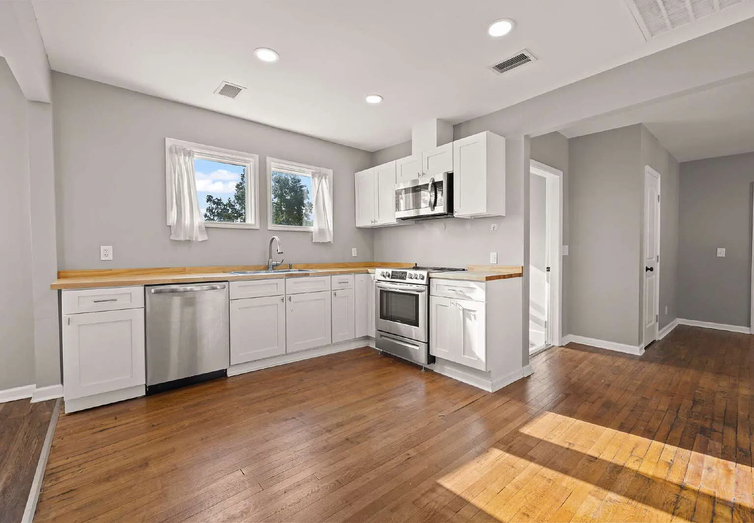 3 bed, 1.5 bath, 1800 sqft, $2,500 — Photo 2