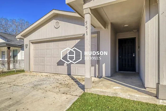 3 bed, 2.0 bath, 1298 sqft, $1,299 — Photo 3