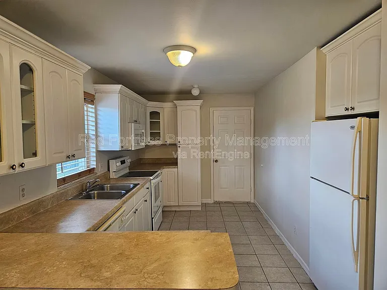 1814 SW 42nd St — Photo 5