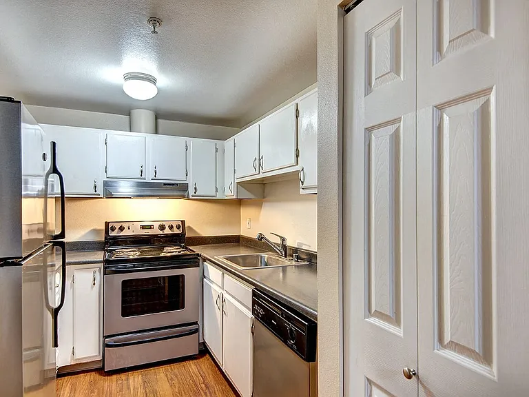 Ellis Court Apartments — Photo 14