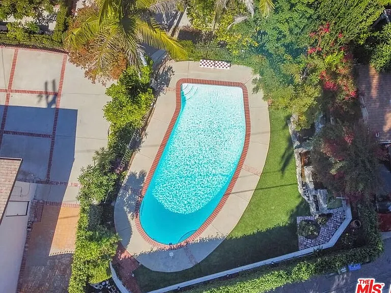 24316 Burbank Blvd — Photo 25