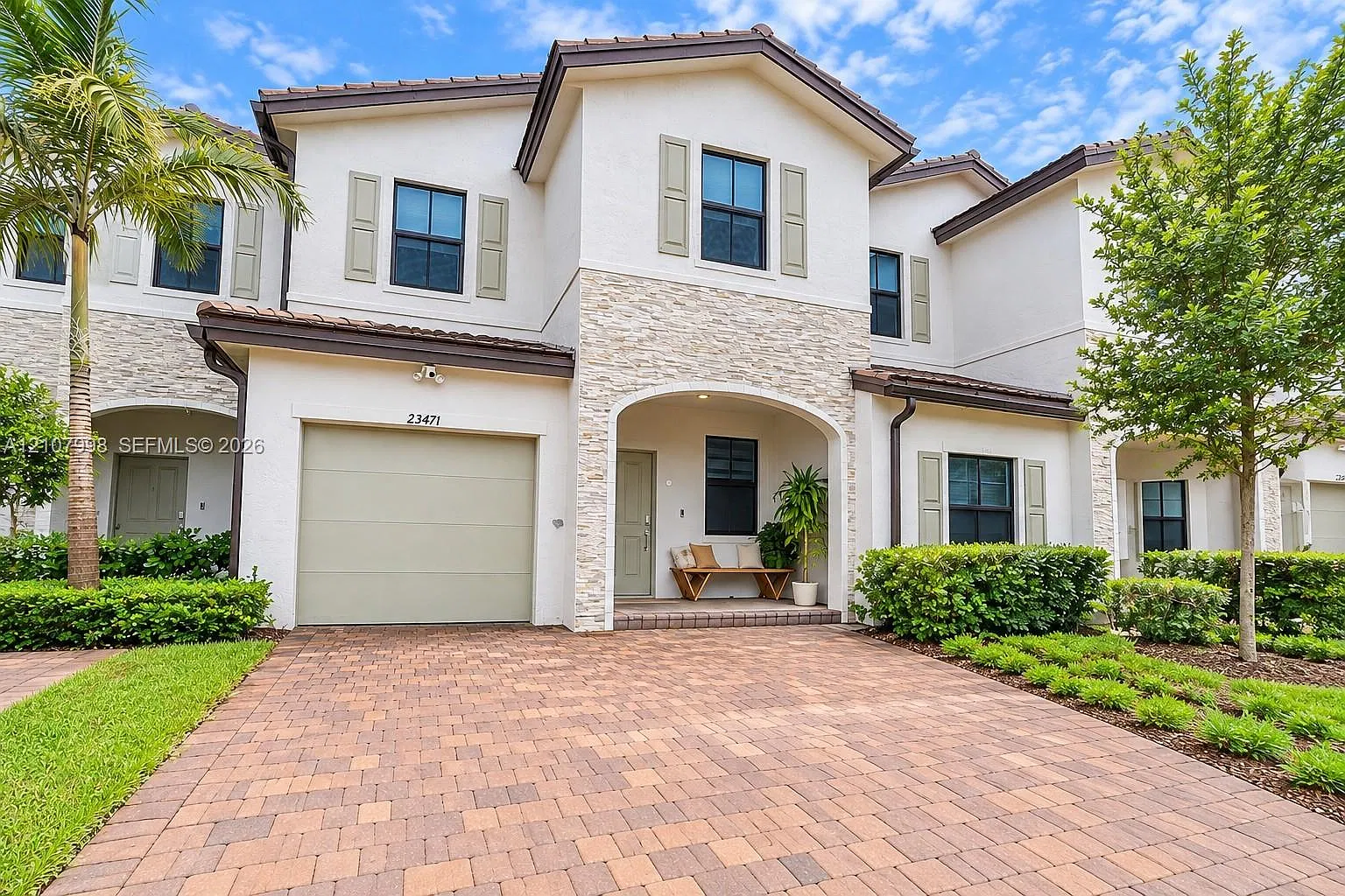 3 bed, 2.5 bath, 1695 sqft, $3,200 — Photo 1
