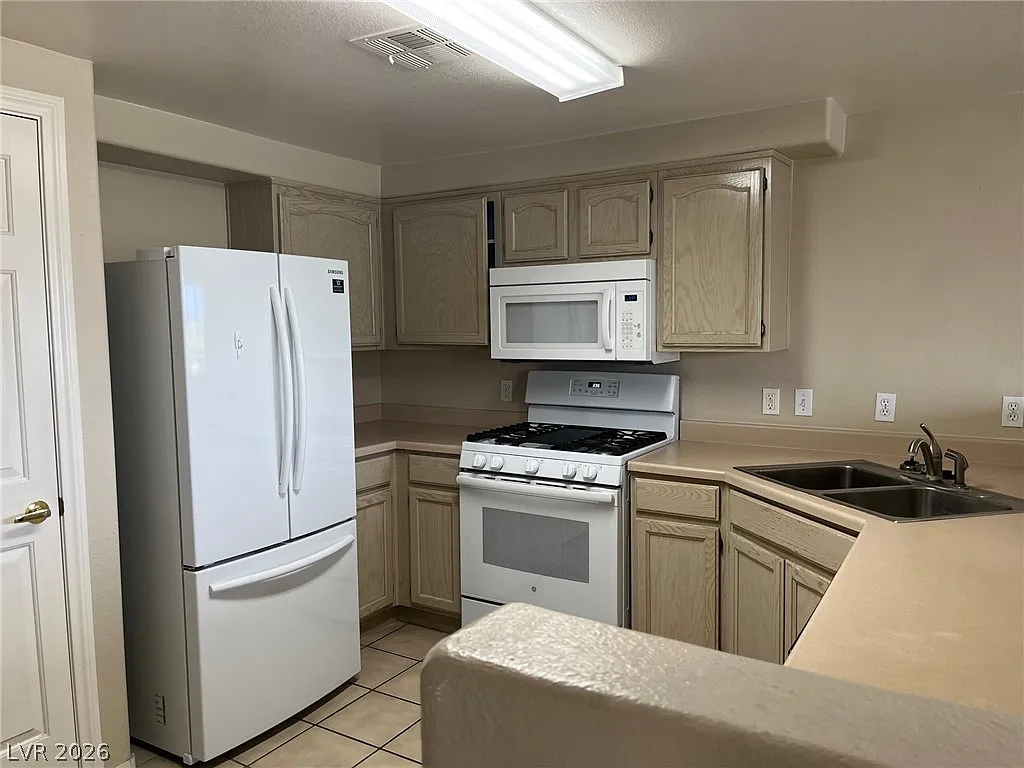 Building Photo - 3400 Cabana Dr #2019