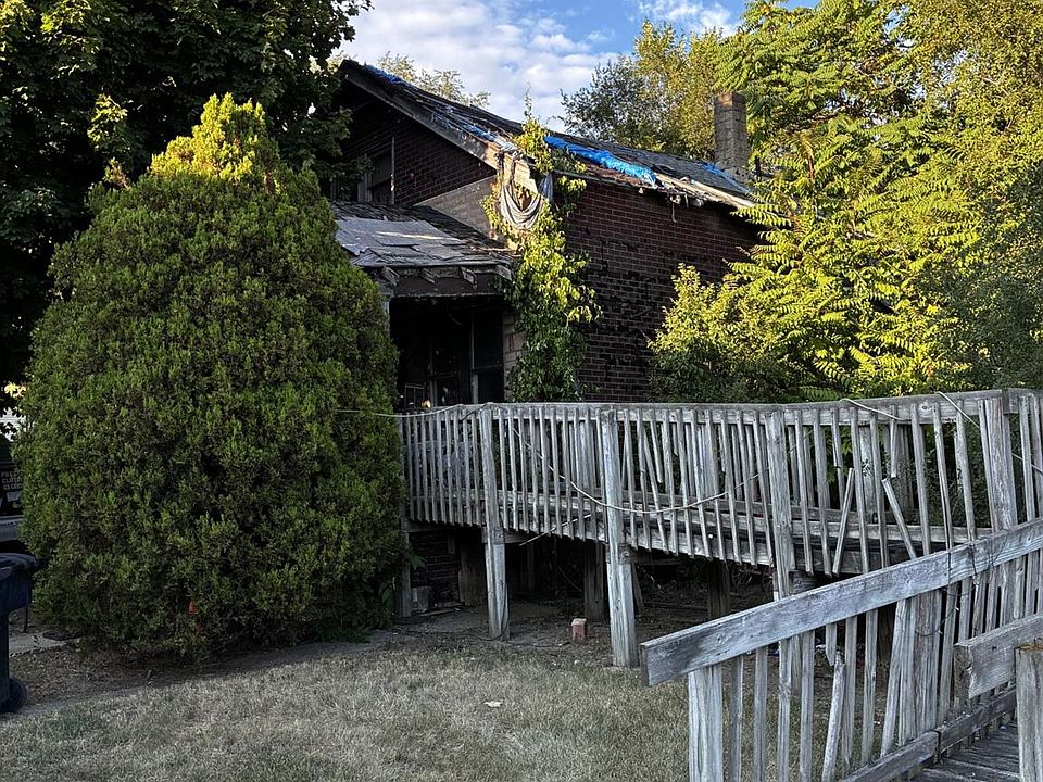 2nd image of 15334 Roselawn St