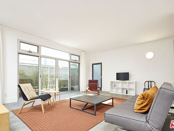 4th image of 558 Rose Ave APT 1