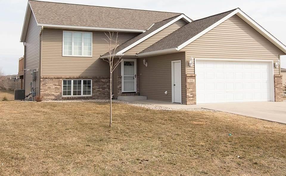 1st image of 204 Oak Dr