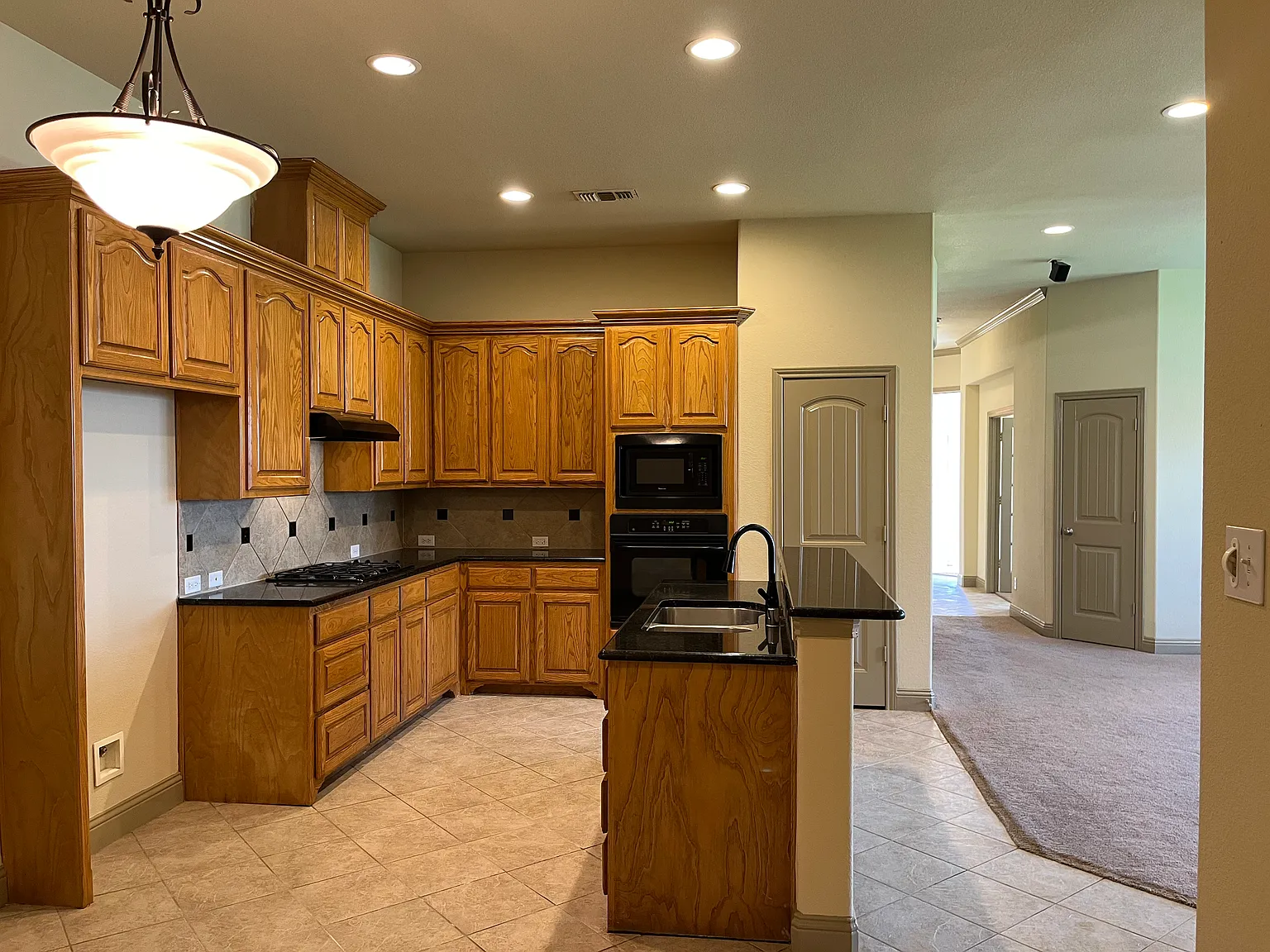 3 bed, 1828 sqft, $3,400 — Photo 2