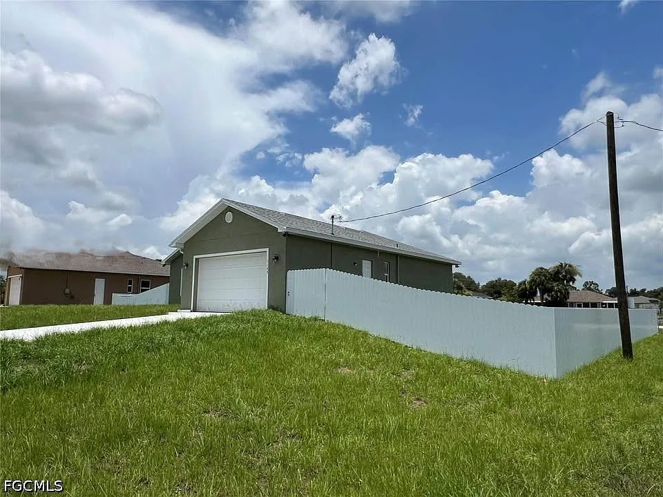 3 bed, 2.0 bath, 1439 sqft, $2,400 — Photo 2