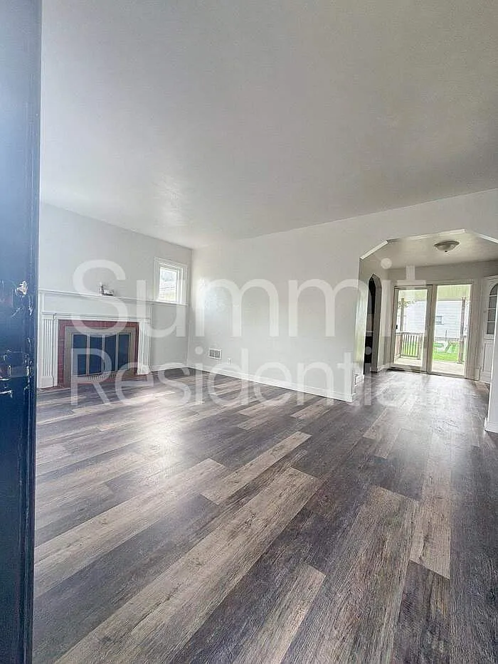 3 bed, 1.0 bath, 1180 sqft — Photo 3