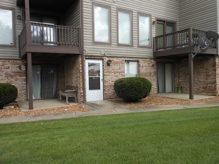 137 Sandridge Dr — Photo 1