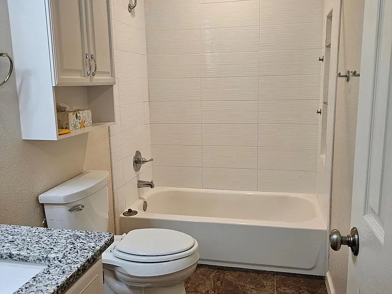 2nd Bath with tile surround