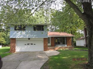 5911 Forest Ridge Dr, North Olmsted, OH 44070