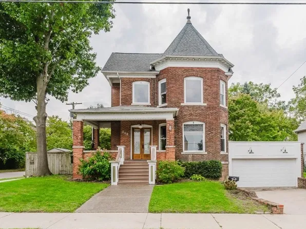 302 W Wood St, Bloomington, IL 61701