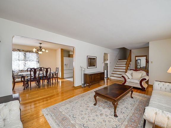 5th image of 22W417 Tamarack Dr