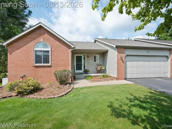 1277 Crystal Pointe Cir, Fenton, MI 48430