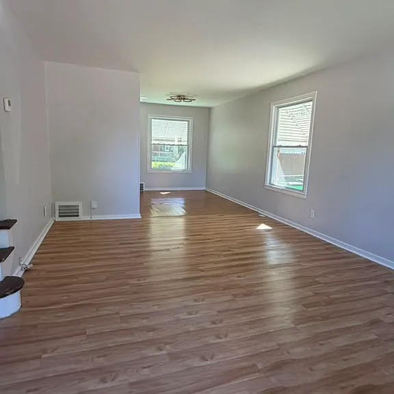 1527 Babbitt Rd — Photo 3