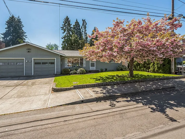 1554 SE Spruce St — Photo 1