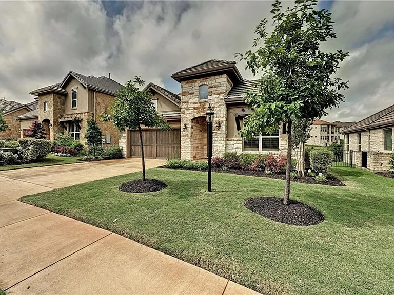 208 Maxwell Way — Photo 2