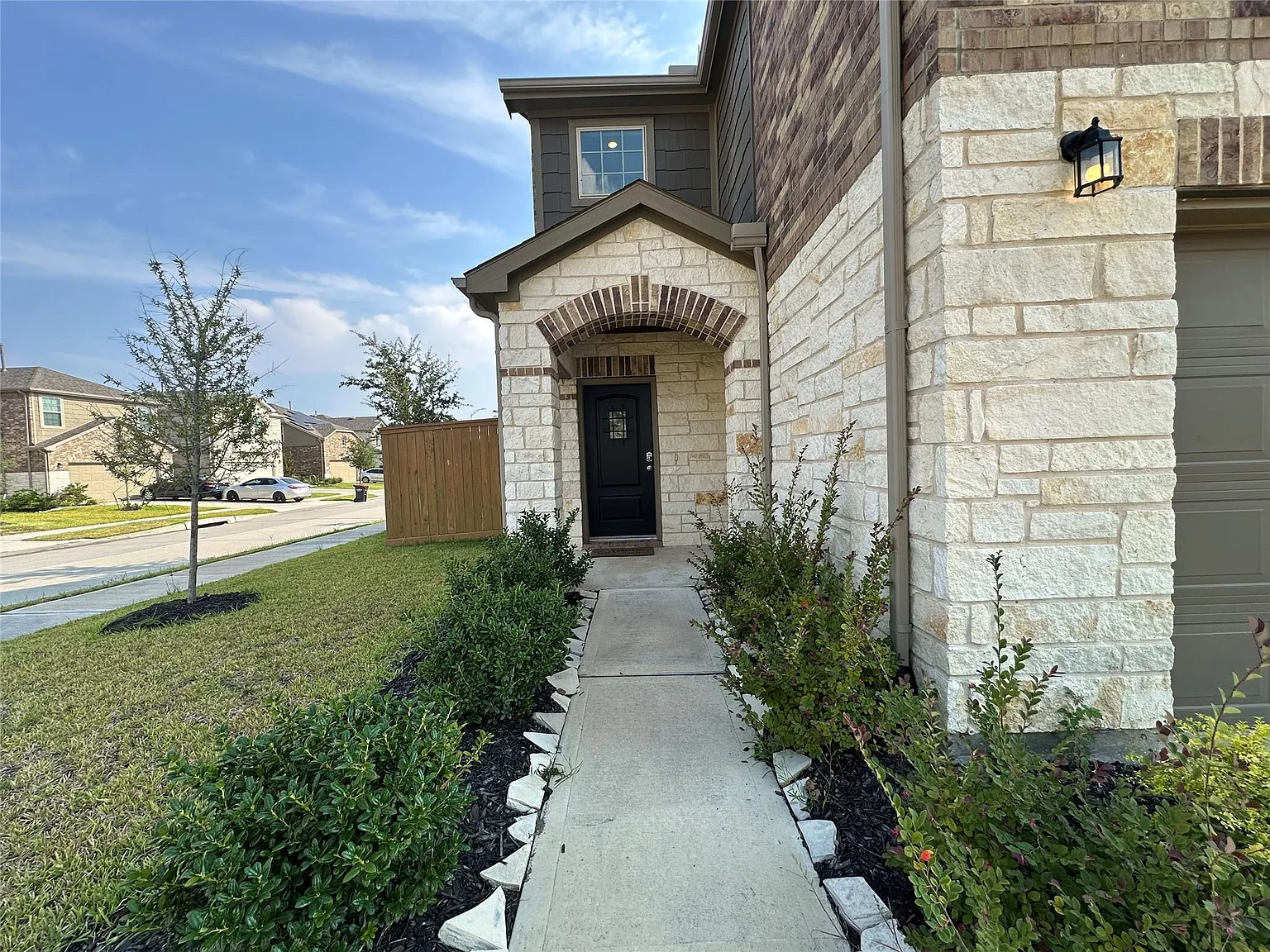 3 bed, 2.5 bath, 1892 sqft, $2,300 — Photo 3