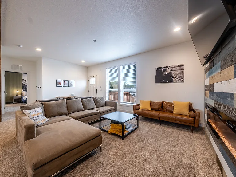 523 W Vance Dr — Photo 2