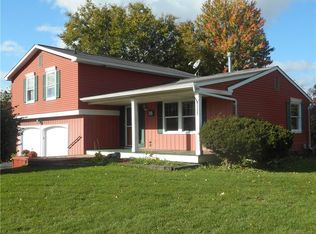 18 Wickwine Ln, Henrietta, NY 14467