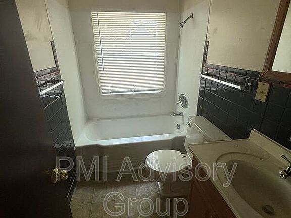 5th image of 2634 SE Adams St