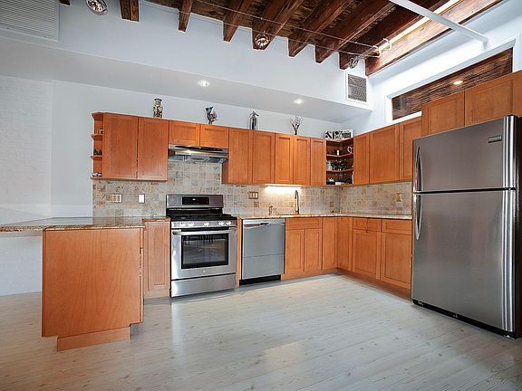 3rd image of 450 W 37th St #4
