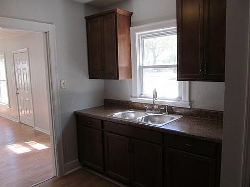 5th image of 737 Monroe St
