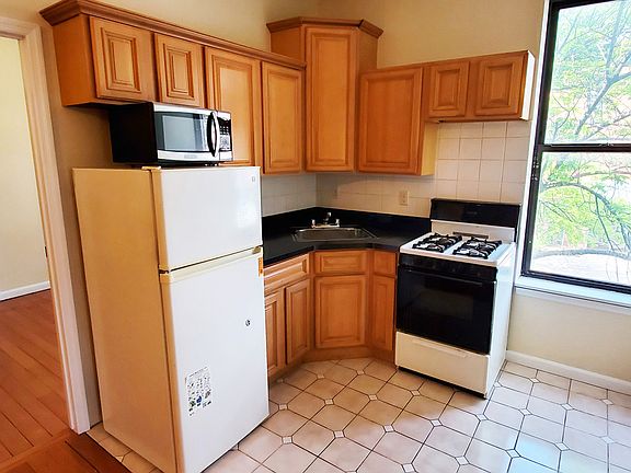 4th image of 688 Union St #2A