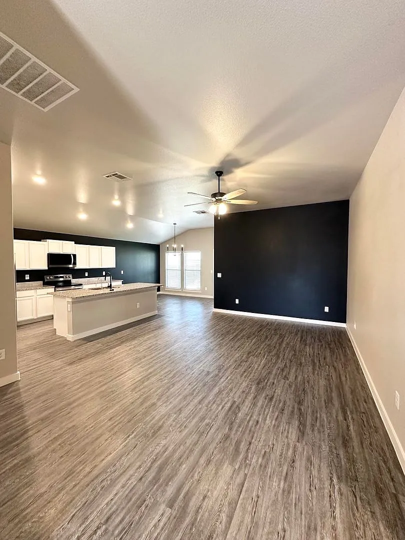 3 Bedroom 2 Bathroom Home For Rent — Photo 2