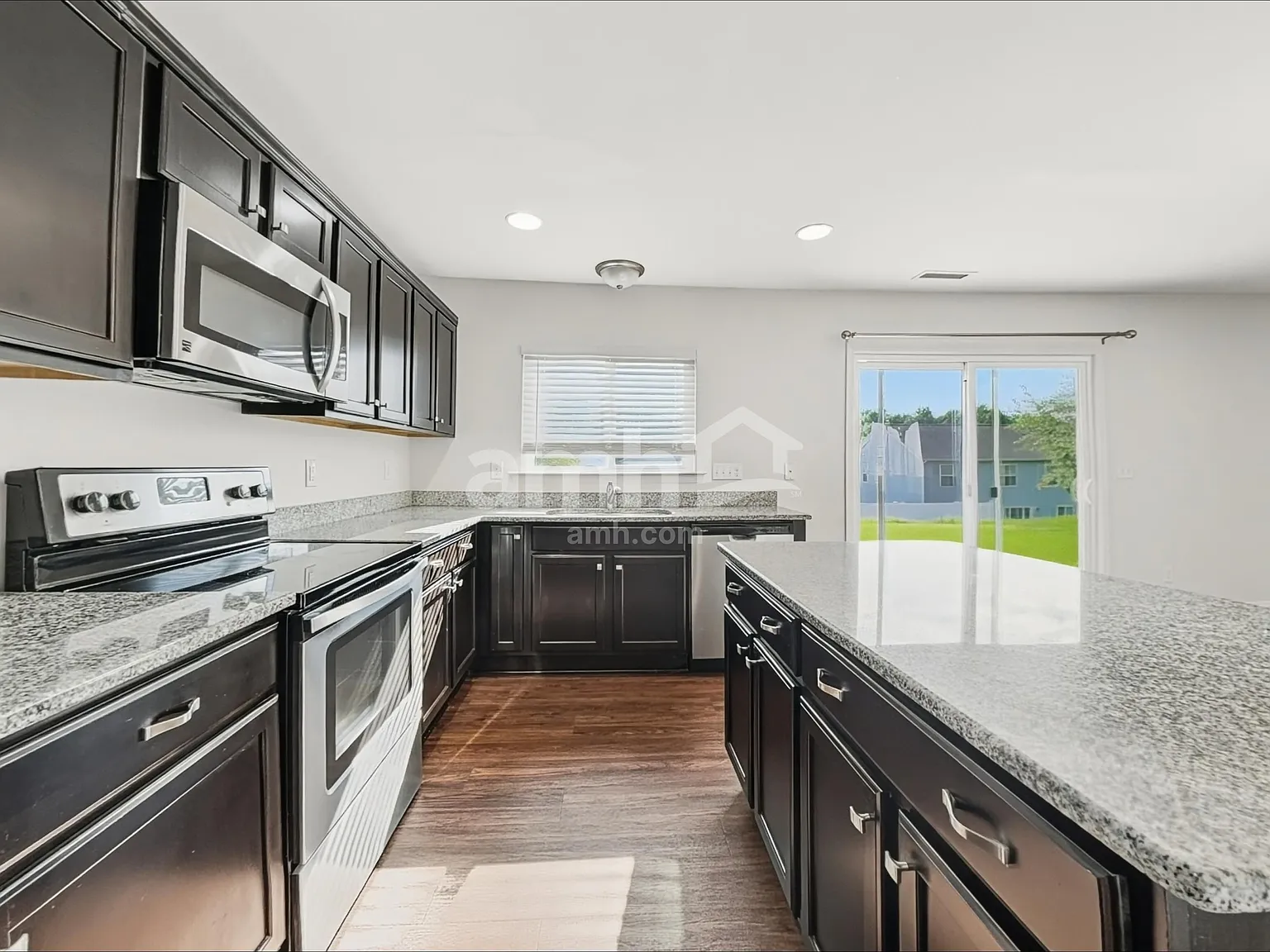 3 bed, 2.5 bath, 1689 sqft, $1,985 — Photo 3