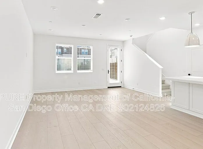 390 Baker St — Photo 2