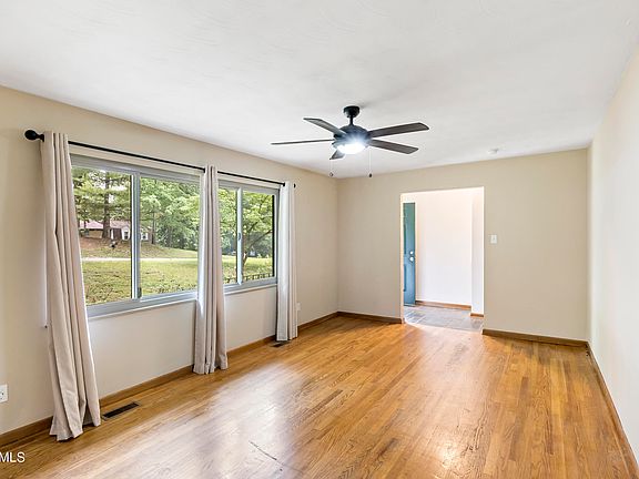 3rd image of 931 W Forest Blvd