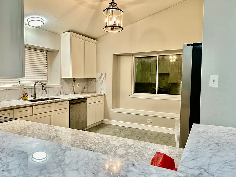 1028 Kingsway Dr W — Photo 9