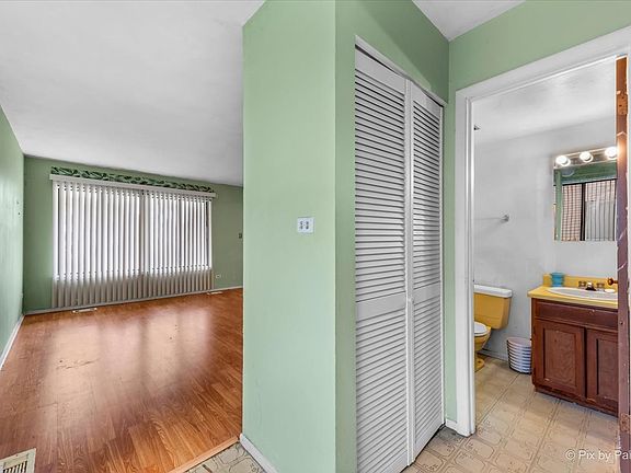 3rd image of 1335 Kingsbury Dr Unit 2
