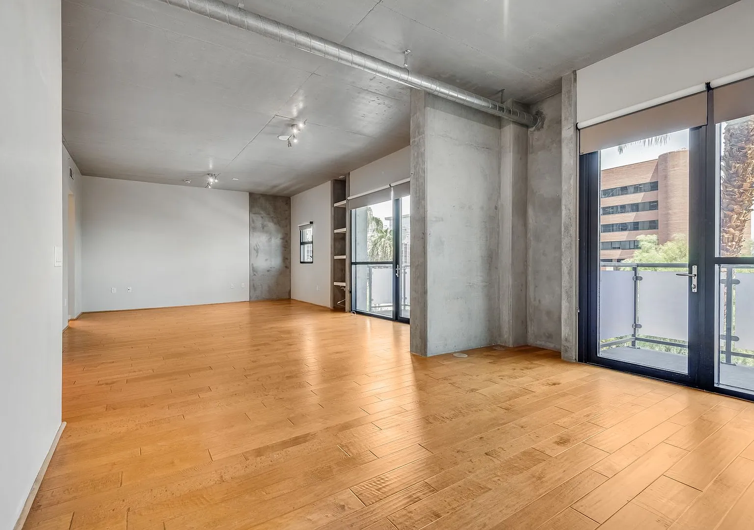 Discover sophisticated high-rise living in this beautifully appointed 1 bd/2ba residence in the h... — Photo 1