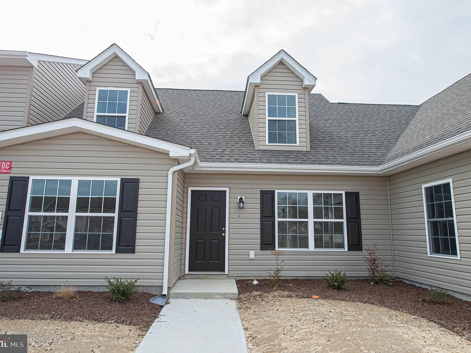 3 bed, 2.5 bath, 1304 sqft, $1,750 — Photo 1